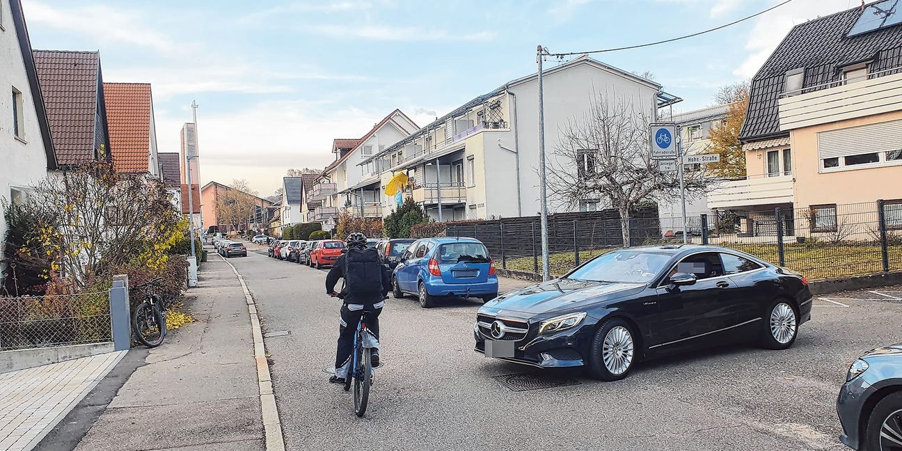 Eine typische Szene auf der Fahrradstraße, aufgenommen in der Liebenzeller Straße: Es wird brenzlig. Drei Minuten brauchte es, dann war das Bild im Kasten. In dieser Szene bog der Autofahrer mit Schrittgeschwindigkeit ein.