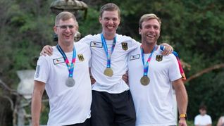 Marco Walz (links) mit seiner Silbermedaille bei der Siegerehrung. Bild:z