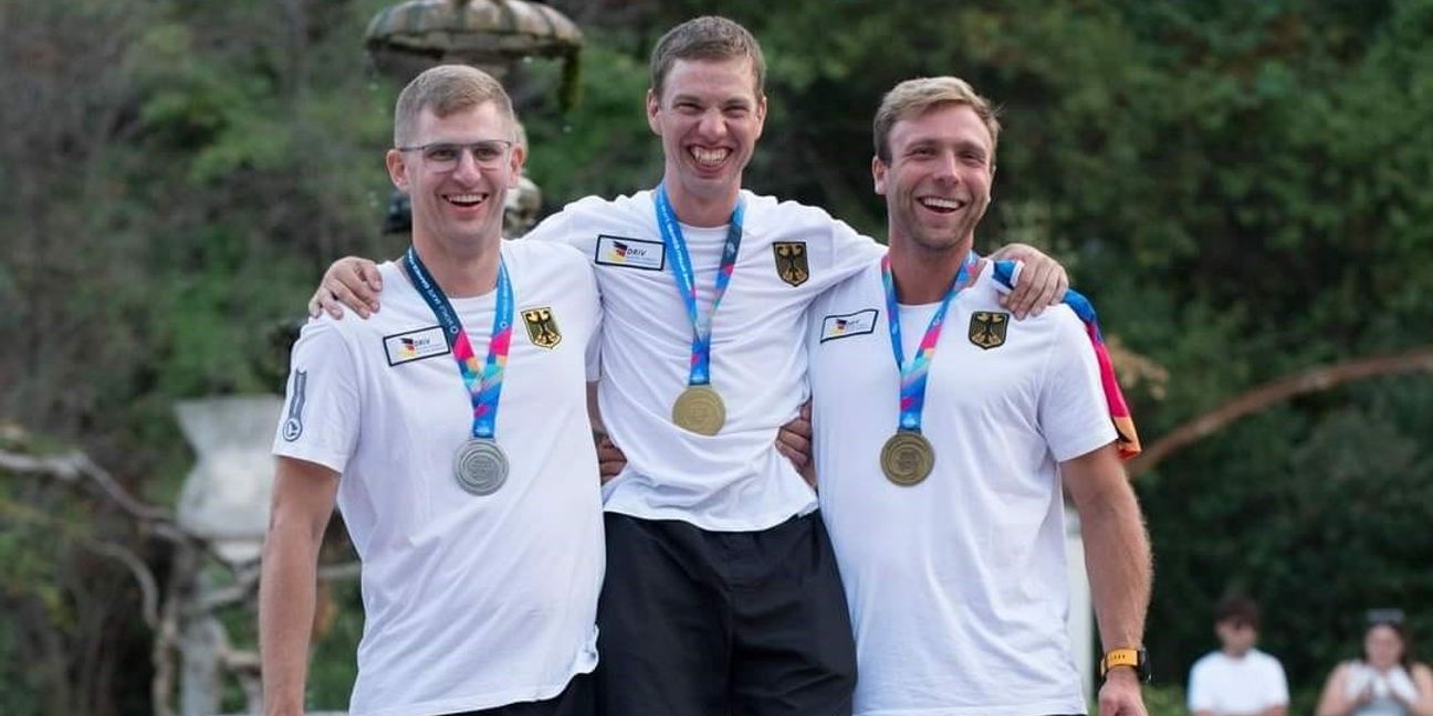 Marco Walz (links) mit seiner Silbermedaille bei der Siegerehrung. Bild:z