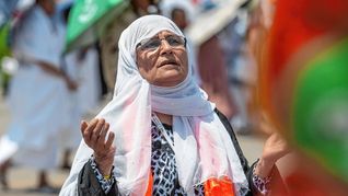 Eine betende Muslimin auf dem Berg Arafat, auch bekannt als Jabal al-Rahma (Berg der Barmherzigkeit) in Mekka.