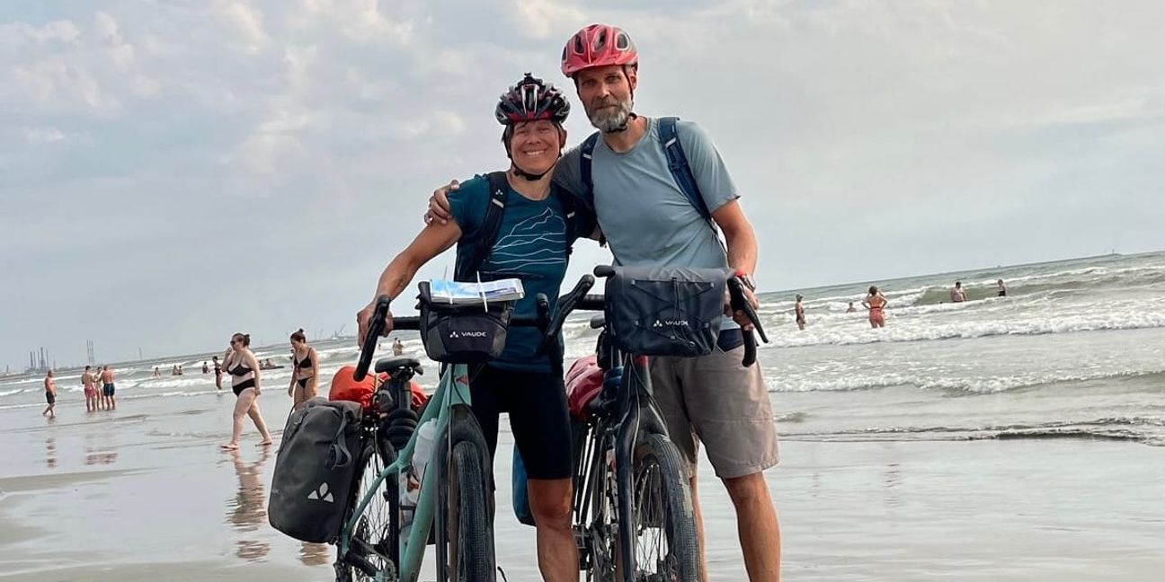 Glücklich am Ziel: Elke und Joachim Wolf am Schwarzen Meer in Constanta.