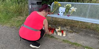 Die Anteilnahme in Renningen ist groß. In der Nähe der Fundstelle des toten Babys legen Menschen Kerzen, Kuscheltiere und Briefe nieder.
