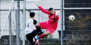 Dzan Komarica schießt das 2:1 für den GSV Maichingen II. Sindelfingens Torwart Eduard Arthur Schnell kann da nichts ausrichten.