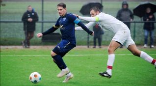 Hiergeblieben! Lukas Lindner reißt sich los.Bild: Photostampe