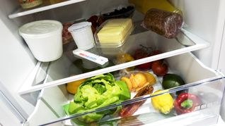 Beim Einräumen von Lebensmitteln im Kühlschrank kommt es immer auf das passende „Stockwerk“ an.