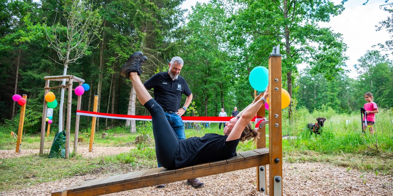 Heike Quitter, Leiterin des Gym-Studios und Abteilungsleiter Gymnastik Volker Klingenstein vom TSV Dagersheim testen bei der Eröffnung die Schrägbank.