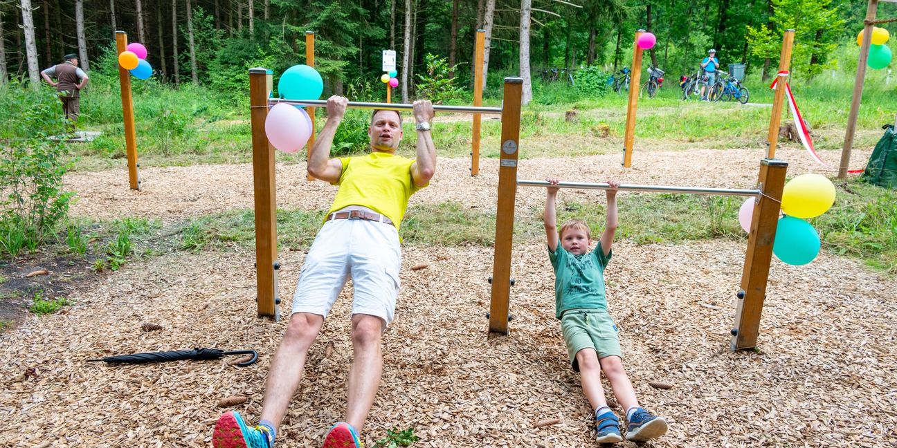 Böblingens 1. Bürgermeister Tobias Heizmann mit Sohn Lukas testet die Station.