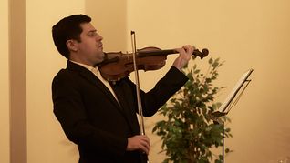 Violinist Mikhail Pochekin in der Dätzinger Kirche St. Leonhard.