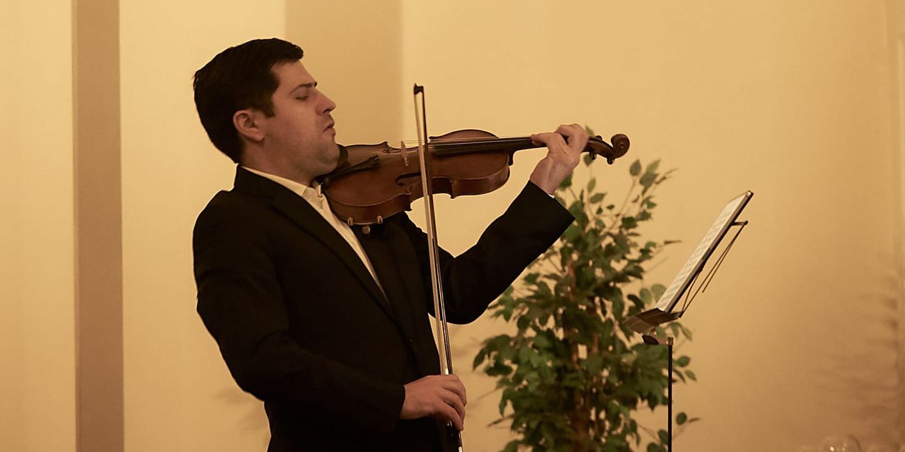 Violinist Mikhail Pochekin in der Dätzinger Kirche St. Leonhard.