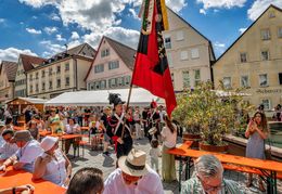Die Bürgergarde kommt zur Bühne.