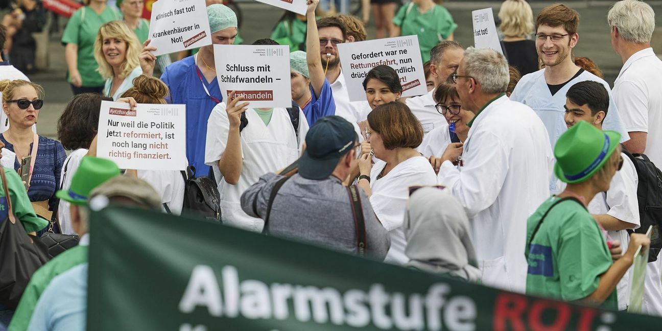 Beim  Protesttag  der Deutschen Krankenhausgesellschaft demonstrieren Klinikbeschäftigte in Berlin.