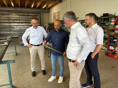 Bei Gann & Raith Metallbau: Geschäftsführer Ewald Hutter (zweiter von links) erklärt die Feinheiten der Edelstahlverarbeitung Peter Friedrich, Hauptgeschäftsführer der Handwerkskammer (links), seinem Stellvertreter Christoph Gräter (zweiter von rechts) und Kreishandwerksmeister Hartmut Nietsch.