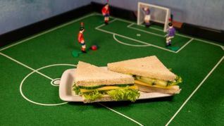 Ein Käsesandwich schmeckt nicht nur beim Kartenspielen, auch Fußballer lieben es.