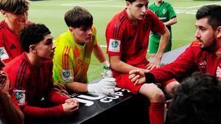 Lehnen da zwei Stars von morgen an der Sindelfinger Bande? Bayerns Keeper Leon Klanac wurde zum besten Torhüter des Turniers ausgezeichnet, links daneben der gebürtige Münchener Jussuf Nasrawe.