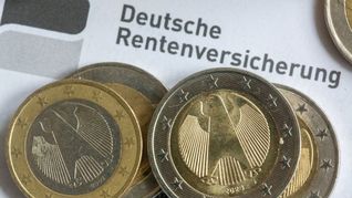 Münzen zählen – das müssen wohl auch viele Rentner in Deutschland, angesichts ihrer geringen Rente.