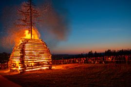 Meterhohe Flammen und hunderte Zuschauer: Das Funkenfeuer der Feuerwehr Magstadt zählt jedes Jahr zu den stimmungsvollsten Winterhighlights der Region.