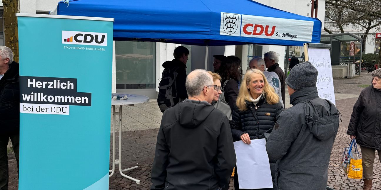 Viele los am Infostand der CDU. Bild: z