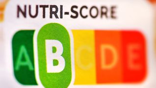 Auf mehr und mehr Packungen ist das farbige Nutri-Score-Logo inzwischen zu sehen, das Supermarktkunden eine Hilfe beim Kauf gesünderer Lebensmittel bieten soll. (Symbolbild)