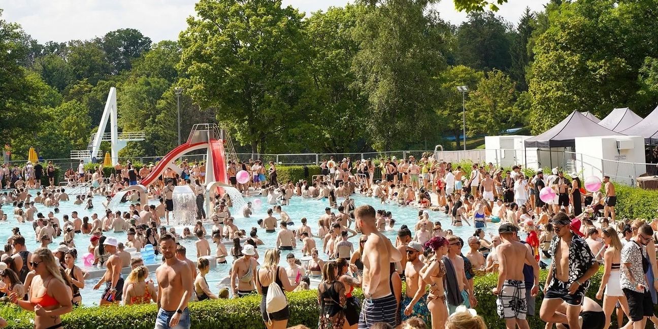 Das Wet-Festival hat 14.500 Technofans ins Freibad gelockt.     Bild: Dettenmeyer/A