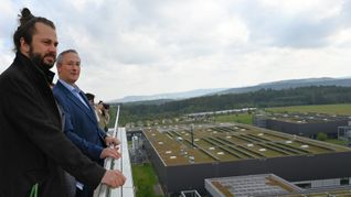 Der Blick von der Dachterrasse des Hochhauses auf den übrigen Teil des Renninger Bosch-Campus. Der Sindelfinger Grünen-Bundestagsabgeordnete Tobias Bacherle (vorne) mit Michael Pfeiffer, Leiter der Bosch-Entwicklung für Künstliche Intelligenz.