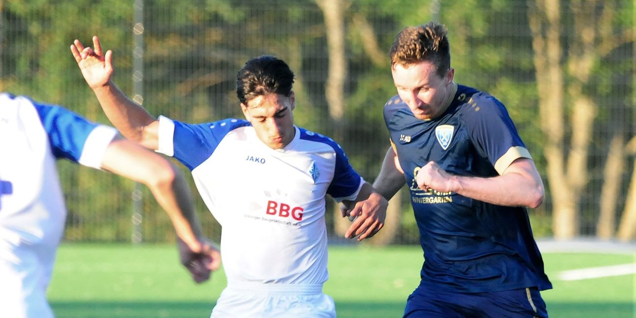 Daniel Knoll (rechts) im Duell mit Böblingens Eray Cilhüseyin (links). Später musste der TVD-Spielertrainer verletzt runter.