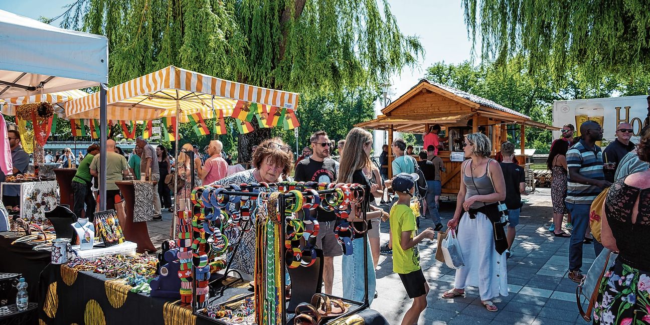 Farbenfroh ist es allemal, das Afrika-Festival. Am Sonntag strömten bei schönem Wetter die Besucher.