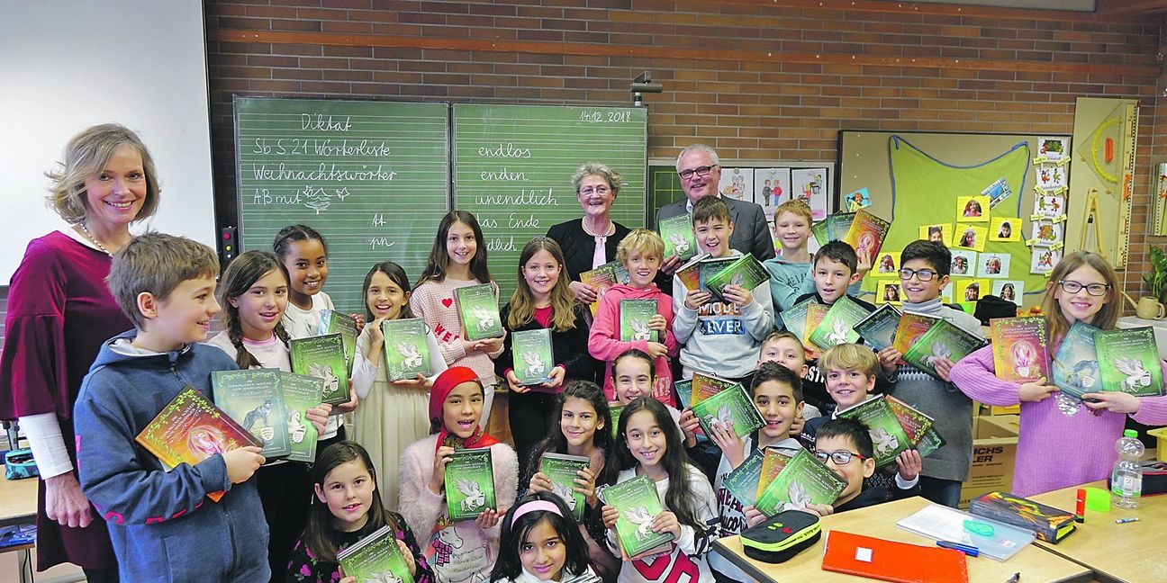 Die Schüler der Grundschule Gartenstraße haben einen Klassensatz der Trilogie-Märchenbücher „Die verborgenen Schätze von Sindelfingen“ geschenkt bekommen. Bild: z