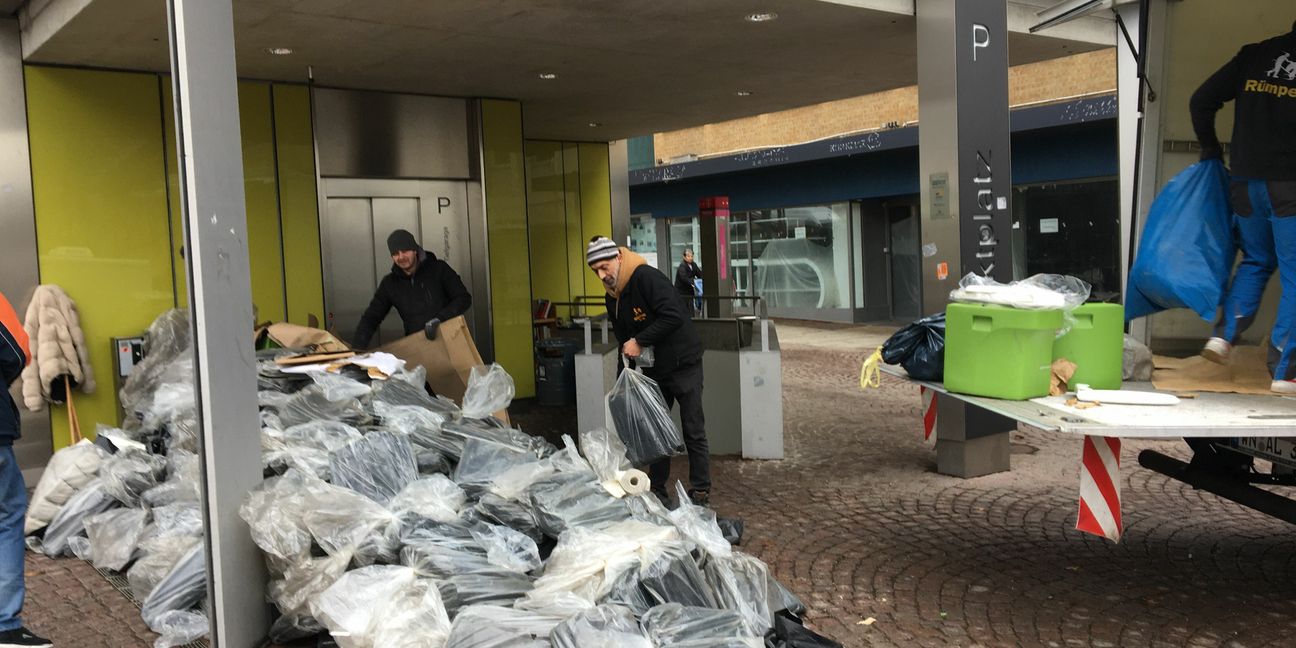 Ein grünes Plastik-Klo steht auf der Pritsche des Kleinlasters. Die Stadt Sindelfingen hat gestern begonnen, den 1980 geplanten Atombiunker im dritten Untergeschoss der Marktplatz-Tiefgarage auszuräumen.   Bild: P. Bausch