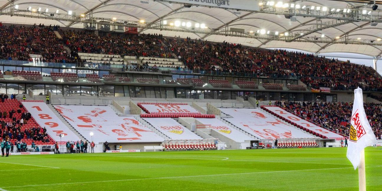 Noch kann der mittlere Bereich der Haupttribüne nicht genutzt werden – aber bald.   Foto: Pressefoto Baumann/Volke..