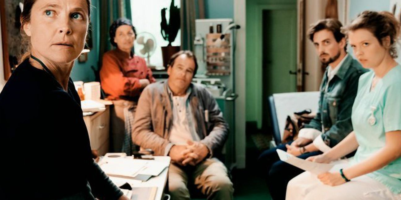 Karoline Eichhorn (links) und die restliche Altersheim-Belegschaft (gespielt von Hannah Walther, Joachim Raaf,  Eugene Boateng und Franziska Küpferle)