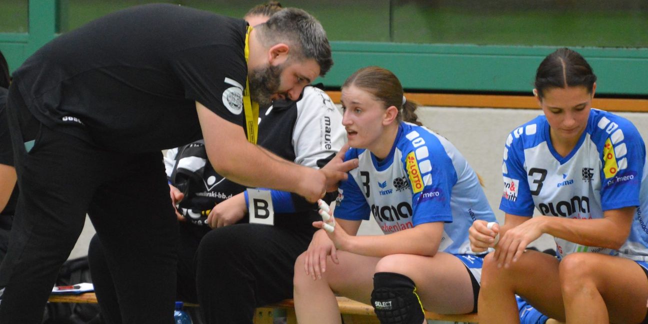 Mischa Herok, Trainer der HSG Böblingen/Sindelfingen, gibt seiner Torjägerin Zana Turkalj letzte Anweisungen vor dem Saisonstart mit.						Bild: Zvizdiç