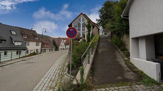 Die sehr schmale Straße „Im Gässle“ rechts sollte verbreitert werden, was aber zunächst am zu teuren Angebot scheitert.