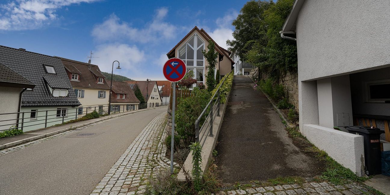 Die sehr schmale Straße „Im Gässle“ rechts sollte verbreitert werden, was aber zunächst am zu teuren Angebot scheitert.