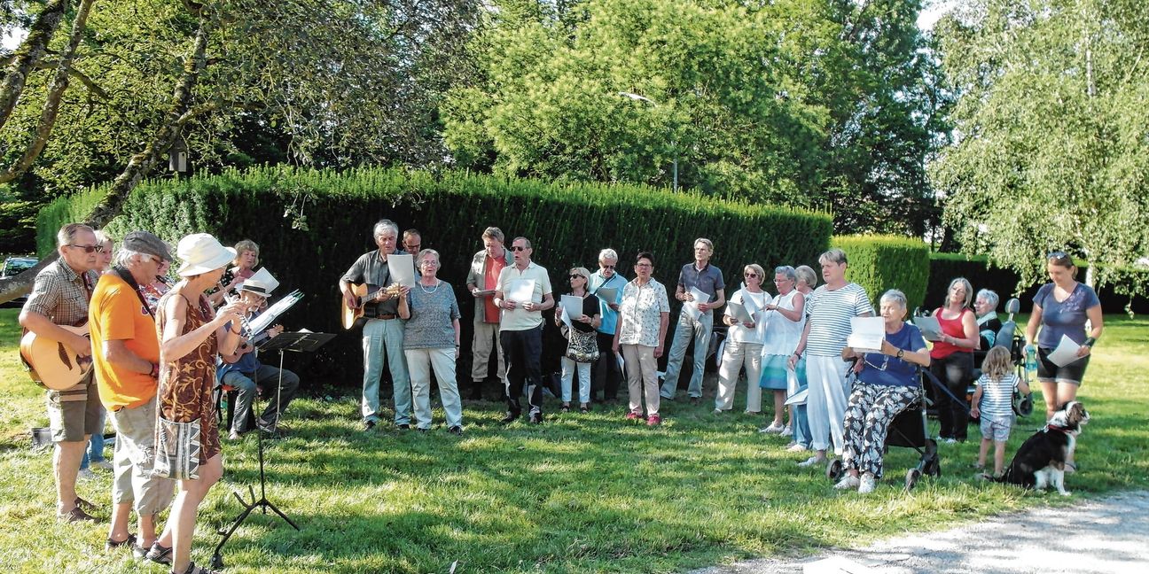 Knapp 30 Menschen kamen am Freitag zusammen und teilten ihre Freude am Singen.