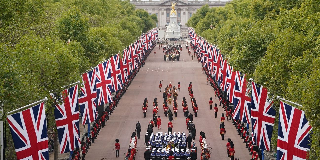 Der Trauerzug mit dem Sarg der gestorbenen britischen Königin Elizabeth II. führte über die Prachtstraße The Mall.