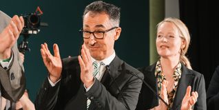 Freude bei Cem Özdemir und Thekla Walker bei der zentralen Grünen-Wahlparty in der Staatsgalerie Stuttgart.
