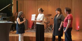 Julia Kramer übergibt das Zertifikat an Maria Wunder, Sabrina Buck und Silke Lenssen-Weigold (von links).
