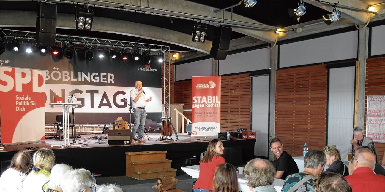 Beim SPD-Sommerfest trat der Landtagsabgeordnete Andreas Kenner mit seinem politischen Mundart-Kabarettprogramm auf. Vorne rechts im roten Blazer die Böblinger SPD-Bundestagsabgeordnete Jasmina Hostert und ihr gegenüber der Böblinger SPD-Landtagsabgeordnete Florian Wahl. Bild: Staber