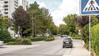 Vor allem in den Abendstunden wird zu nah an der Kreuzung geparkt, berichten Anwohner. Derjenige, der aus der Sindelfinger Straße (links im Bild) kommt, muss sich in die Kreuzung reintasten.