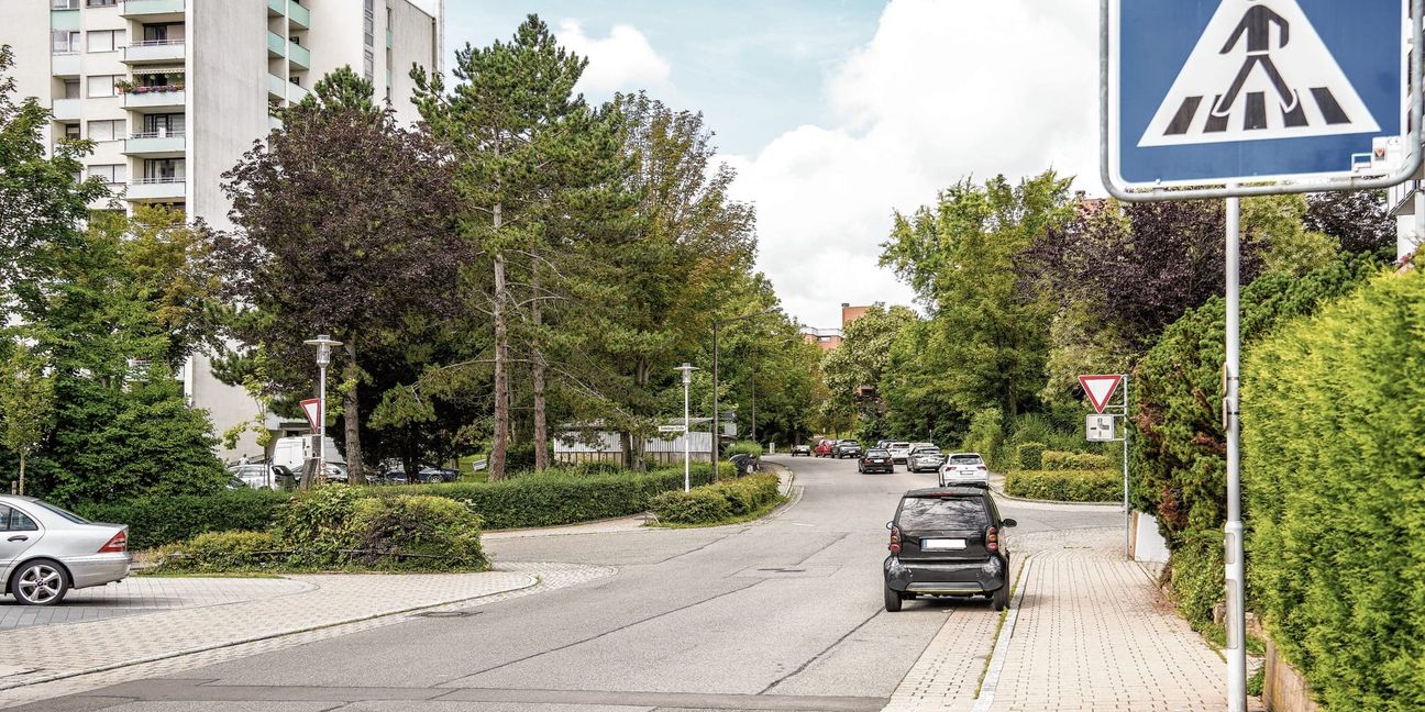 Vor allem in den Abendstunden wird zu nah an der Kreuzung geparkt, berichten Anwohner. Derjenige, der aus der Sindelfinger Straße (links im Bild) kommt, muss sich in die Kreuzung reintasten.