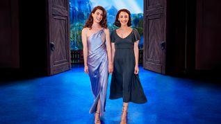 Ann Sophie als Elsa und Abla Alaoui als Anna verkörpern die beiden Schwestern im Musical.