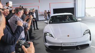 Nach der Weltpremiere im Jahr 2019 wurde Porsche der E-Sportwagen Taycan jahrelang aus den Händen gerissen. Nun zeigt er im Absatz ähnliche Schwächen, wie  viele andere E-Autos.