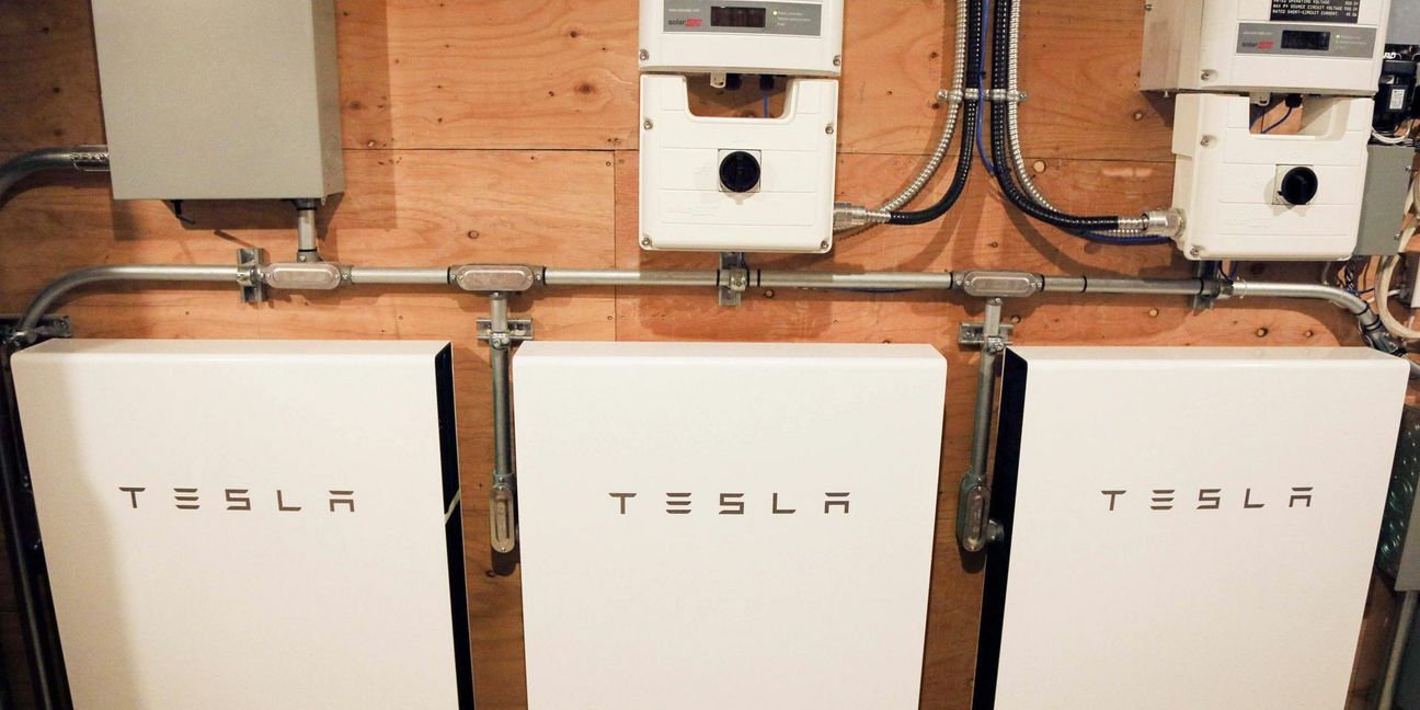 Batteriespeicher erhöhen die Autarkie von Haushalten, die selbst Strom erzeugen. Auch der amerikanische E-Autohersteller Tesla hat welche im Programm.
 Foto: imago/ZUMA Press/Andrew ..
