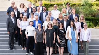 Die Kreissparkassen-Jubilare (in alphabetischer Reihenfolge): Rolf Armbrust, Andre Aye, Sabine Brückelt, Petra Castiello, Frank Derer, Gregor Ferraro, Angela Fröhlich, Ivonne Grob, Sonja Herzog, Sabine Kappeler, Christian Klaiber, Heike Jäger, Sandra Leskovic, Christine Lobacz, Marcus Muhr, Petra Neumeier, Anemone Normann, Katrin Pape, Marc Pflieger, Anja Rein, Armin Roller, Martina Sandmann, Christine Schmid, Tanja Stanger, Markus Thieme, Amoena Wagner – gemeinsam mit Michael Fritz (Vorstandsvorsitzender), Oliver Braun (Privatkundenvorstand), Markus Linha (Firmenkundenvorstand), Angela Altenbeck (Personalleiterin) und Dietmar Brösamle (Personalratsvorsitzender).