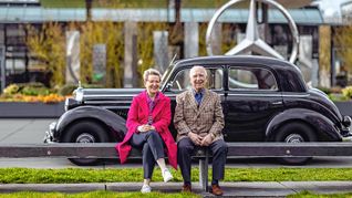Monika Bethge und ihr Vater Harry Bethge mit dessen Mercedes-Benz 170 S im Hintergrund.