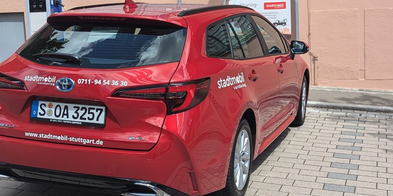 Das Auto steht vor dem Rathaus.