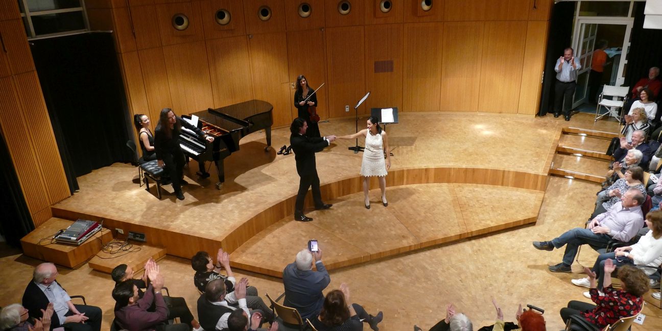 Am Klavier Elisa Viscarelli und Ticiano Leonardi, hinten Geigerin Francesca Spada, vorn Massimiliano D'Antonio und Patrizia Piras im Odeon der SMTT. Bild: Lück