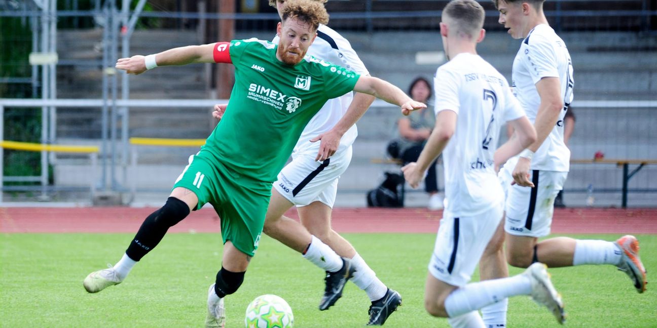 Kapitän Michael Klauß (grünes Trikot) und der GSV Maichingen setzen sich vorerst in der Spitzengruppe der Landesliga fest.