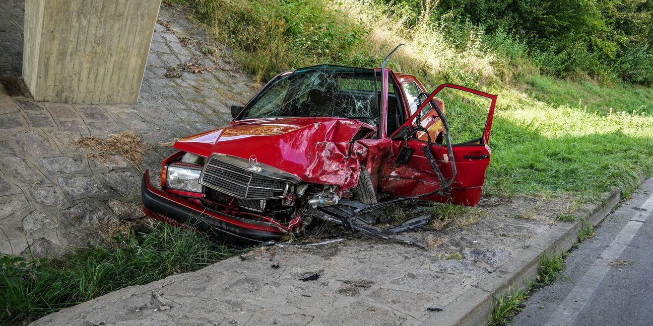 Der Fahrer wurde schwer verletzt mit einem Hubschrauber in ein Krankenhaus gebracht.