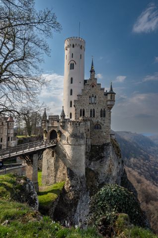 Der Blick auf Schloss Lichtenstein zeigt wie exponiert die Lage ist.